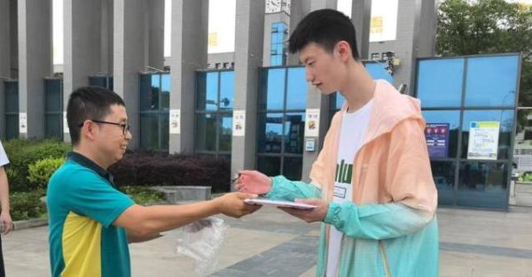 西藏炒股配资 1米96学霸考上清华，录取通知书藏惊喜，他喊学弟学妹快追！